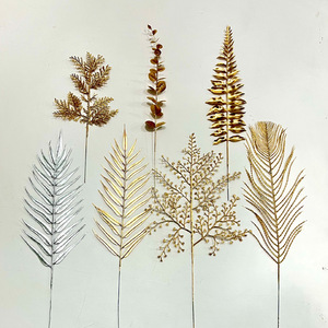 Feuilles artificielles en plastique dorées simulées, accessoires pour arrangements floraux de mariage, feuilles de saule, feuilles d'érable, feuilles d'amour - Product Image 1