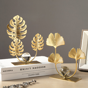 Modernos y creativos adornos de hojas de <span class=keywords><strong>ginkgo</strong></span> de metal, <span class=keywords><strong>hoja</strong></span> dorada con bola de cristal, escultura para el hogar, estatua, decoración dorada, decoración de mesa - Product Image 1
