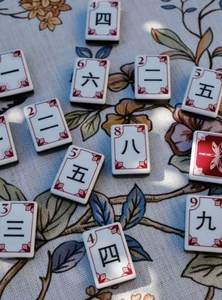 Luxe opvouwbare Amerikaanse Mahjong set met 160 tegels, milieuvriendelijk, inclusief gratis Mahjong accessoires voor tafelspellen. - Product Image 5