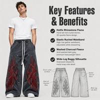 Pantalon de survêtement streetwear personnalisé avec logo, effet délavé, coupe oversize, strass, jambes évasées et superposées, imprimé flamme et broderie