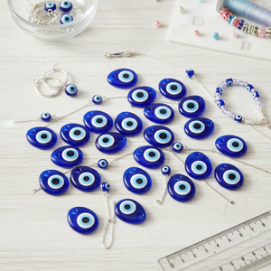 Pack de 50 pendentifs et breloques en plastique Evil Eyes 3x4cm Evil Eyes on Display - Product Image 3