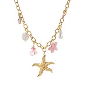 Collier pendentif émail coloré avec chaîne dorée et breloques cœur, étoile de mer, fleur – Bijou tendance pour femme, idéal pour les soirées - Product Image 3