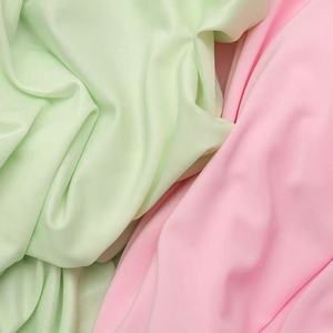 Ventes directes d'usine de tissu de soie de glace tricoté en polyester élastique sensation de glace pour la fabrication de produits de manchon de protection solaire - Product Image 1