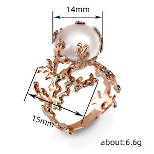 Anello Cocktail Q904 in Lega con Perla Finta Bianca Rotonda, Motivo Vegetale, Montatura a Griffe, Unisex per Uso Quotidiano - Product Image 4