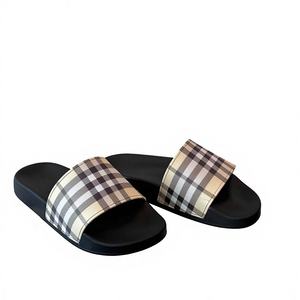 Pantuflas antideslizantes de verano - diseño de marca de lujo con suelas suaves, zapatos cómodos y frescos para hombres y mujeres - Product Image 2