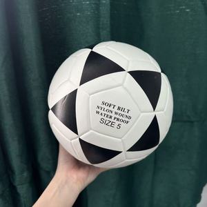 Pallone da <span class=keywords><strong>Calcio</strong></span> Misura 5, Morbido, Impermeabile, in Pelle PU Termosaldata, per Allenamento, Partite all'Aperto e Uso Professionale - Product Image 2