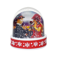 Ornement de Noël délicat et personnalisé en forme de globe à neige, avec figurines intérieures personnalisables et fond imprimé pour la décoration des fêtes