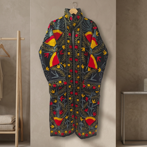 Manteau long en velours noir fait main sur mesure, avec broderie appliquée de fleurs rouges et jaunes, style vintage bohème, vente en gros - Product Image 2