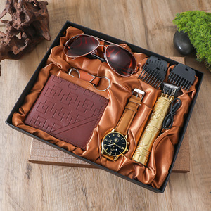 Set Regalo Uomo Premium: Orologio <span class=keywords><strong>da</strong></span> Polso Marrone <span class=keywords><strong>da</strong></span> Uomo, Set Cinque Pezzi di Tendenza con Occhiali, Portachiavi e Accessori per la Barba - Product Image 2