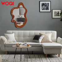 WOQI Miroir mural à cadre en bois de noyer au design moderne, modèle irrégulier distinctif avec crochets de suspension