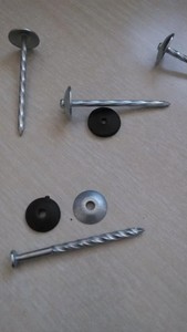 Galvanized Umbrella Head Roofing Nail 4mm X 75mm Spiral Shank 100pcs Per Bag Made of <b>Iron</b> with Rubber - Product Image 5
