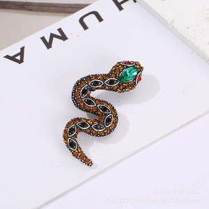 La nuova spilla con animali personalizzata di Yunlv, spilla con serpente zodiacale incrostato di diamanti, cordonello di pitone esagerato, chiusura di sciarpa di seta e serpeggiamento - Product Image 3