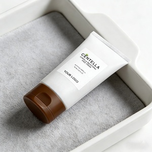 Crema Giorno Naturale alla Centella Asiatica, Schiarente, Riparatrice della Barriera Cutanea e Idratante per Tutti i Tipi di Pelle - Product Image 1