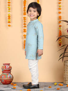 Ensemble Kurta en coton bleu ciel pour garçons avec imprimé vélo, Kurta ethnique à manches longues et pyjama blanc, tenue traditionnelle festive pour enfants - Product Image 3