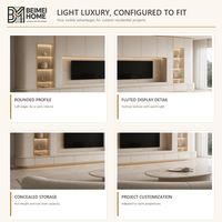 Meuble TV mural moderne en bois massif crème avec niches de présentation cannelées, panneau multimédia en pierre pâle pour salon de villa OEM