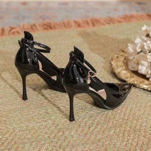 Scarpe con <span class=keywords><strong>Tacco</strong></span> a Spillo in Pelle Verniciata Nera, Cinturino alla Caviglia, Punta Affusolata, Dettaglio in Metallo Dorato, Charm in Cristallo, Eleganza Old Money, Collezione Autunno 2026, OEM - Product Image 3