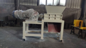 Trituradora de Plástico de Doble Eje de Alto Rendimiento con Bomba, Diseño Robusto para Materiales <span class=keywords><strong>PS</strong></span>/PMMA/PA, Capacidad de 800-1000 kg/h - En Oferta - Product Image 2