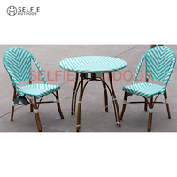 Ensemble de meubles de patio en aluminium et rotin moderne et durable avec 2 chaises + 1 table, confortable pour une utilisation en extérieur et dans la salle à manger/salon
