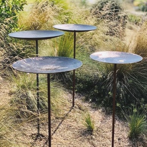 Support de mangeoire à oiseaux sur pied personnalisé, alimentation ouverte, design artistique moderne robuste en acier Corten, station d'alimentation pour oiseaux - Product Image 4