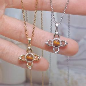 Collier unique en forme de cœur d'ananas plaqué or 18 carats avec pendentif en zircon scintillant, style tropical, cadeau pour lui - Product Image 2