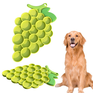 Tapis d'alimentation pour animaux de compagnie en silicone antidérapant et imperméable, style raisin, moderne, avec ventouses, facile à utiliser pour chats - Product Image 4