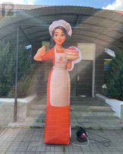 Modelo inflable gigante de 6 pies de altura, realista, de señora pastelera sosteniendo un pastel y agitando, tipo Sky Dancer, para exhibición en tiendas de repostería/festivales de postres/ferias - Product Image 4
