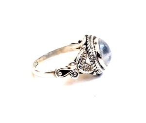 แหวนเงินแท้ 925 ประดับมูนสโตนสีรุ้ง งานแฮนด์เมด ดีไซน์น่ารัก เหมาะสำหรับเป็นของขวัญวันครบรอบ - Product Image 2