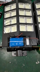 Lampe solaire LED intégrée pour extérieur 1000W avec capteur IP65 pour l'éclairage de jardin - Product Image 1