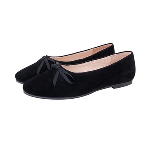 Nouveau design de chaussures plates pour femmes à tige en cuir suédé noir vente en gros - Product Image 1