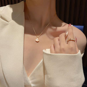 Nuova Collana con Ciondolo a Forma di Conchiglia, Raffinata Collana in Acciaio al Titanio Placcato Oro 18K con Occhi di Gatto per Donne - Product Image 2