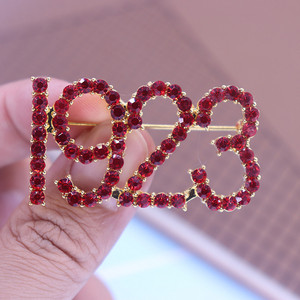Grande Qualidade Metal Chapeamento De Ouro Diamante Vermelho Aniversário Fundado Anos Número 1923 Broche Pin Jóias Personalizadas - Product Image 6