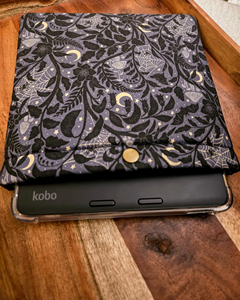 MOQ 50PCS Capa de Neoprene para <span class=keywords><strong>Kindle</strong></span> com Botão e Bolso Frontal para Sublimação - Product Image 4