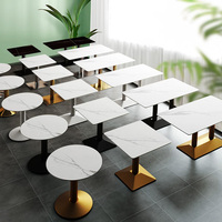 Tables carrées modernes en marbre noir avec pieds dorés pour ensemble de mobilier de restaurant commercial, table de salle à manger de luxe avec plateau en pierre