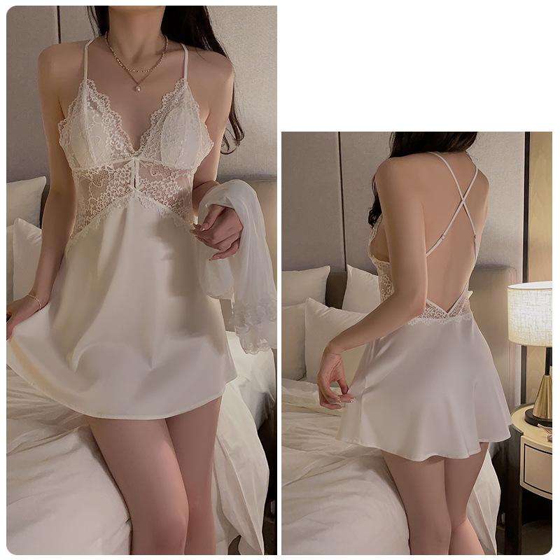 ชุดนอนสีขาว