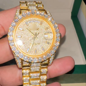 Montre de luxe entièrement sertie de diamants Moissanite avec finition brillante et bracelet en acier inoxydable durable pour hommes et femmes - Product Image 1