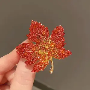 Broche en érable cristal délicat épinglette femmes strass feuille d'érable rouge Corsage broche pour cadeau