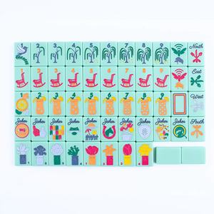 Sillón mecedora <span class=keywords><strong>de</strong></span> madera <span class=keywords><strong>de</strong></span> sauce verde menta con grabado, estilo Boutique Derby Garden Party, para Mahjong americano, con 160 fichas, coleccionable. - Product Image 1
