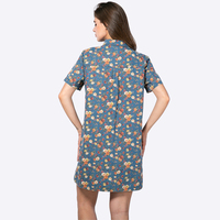 Gaun kemeja denim wanita motif bunga, lengan pendek, kerah, kancing setengah, model A-line mini, dengan saku, dari produsen.