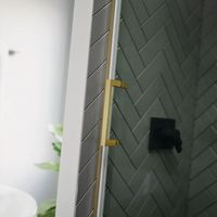Panneau de douche à l'italienne Porte de douche sans cadre minimaliste Verre transparent Finition or brossé Quincaillerie