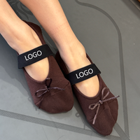 Chaussettes de Pilates antidérapantes en coton premium marron foncé avec nœud, design personnalisé, pour le sport et les activités dynamiques