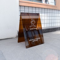 Panneau publicitaire triangulaire vertical en acrylique tendance, résistant au vent, installation facile, sur mesure
