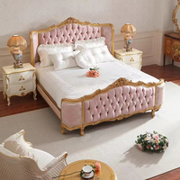 Meubles de chambre à coucher de style classique de luxe, cadre en bois massif, lit sculpté à la main, taille king, feuille d'or, velours rose, lit Chesterfield français