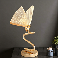 Lampe de table moderne et simple pour salon, avec lumière LED blanc chaud, abat-jour en métal et acrylique en forme de papillon