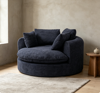 Fauteuil de salon moderne bleu marine en tissu chenille, avec assise profonde enveloppante, dossier haut et coussins, pour hôtel et appartement