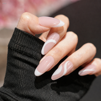 Faux ongles à presser de taille moyenne, base rose nude, pointe française blanche et motif ligne ondulée, finition brillante