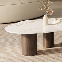 Table basse ovale moderne et minimaliste pour salon avec plateau en marbre et pieds en métal