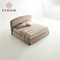 Lit en bois rembourré avec tête de lit incurvée haute, base à volants, tissu velours, taille personnalisée, pour chambre principale de villa