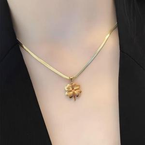 Conjunto <span class=keywords><strong>de</strong></span> Joyería <span class=keywords><strong>de</strong></span> Acero Inoxidable Dorado para Mujer: Cadena <span class=keywords><strong>de</strong></span> Serpiente con Mariposas, Tobillera <span class=keywords><strong>de</strong></span> Playa, Pendientes <span class=keywords><strong>de</strong></span> Trébol <span class=keywords><strong>de</strong></span> Cuatro Hojas y Collar - Tendencia - Product Image 3