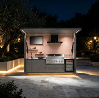 Système de cuisine extérieure étanche avec auvent, barbecue à gaz intégré, évier et réfrigérateur à vin avec porte vitrée