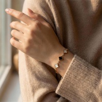 Pulsera Elegante con Dijes de Flores en Aleación Chapada en Oro de 18K y Cadena de Zirconia con Conchas Blancas para Mujer, Ideal para Regalo